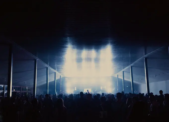 Escenario y público en una noche de festival