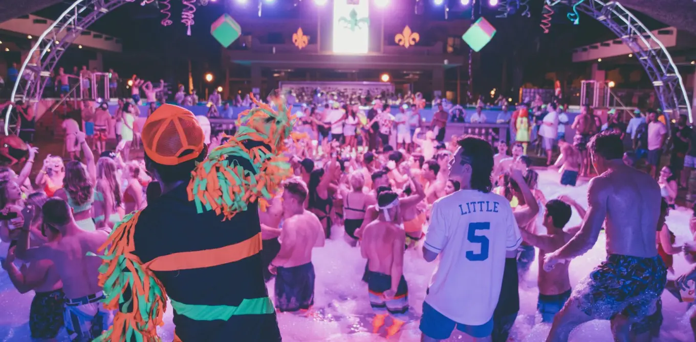 Cómo se arma cada mañana el boletín de espectáculos, paso a paso
